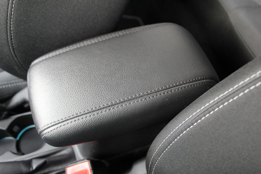 Ford Fiesta 1.0-100pk EcoBoost Titanium 5drs. Uiterst nette, luxe en zuinige Ford Fiesta. Voalautm. airco, Cruise control, Navigatie, LM wielen, Metallic lak, Parkeersensoren achter, Telefoonvoorb., Lane assist etc.