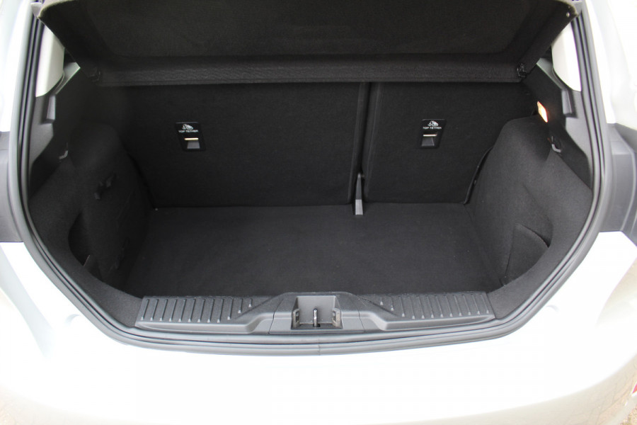 Ford Fiesta 1.0-100pk EcoBoost Titanium 5drs. Uiterst nette, luxe en zuinige Ford Fiesta. Voalautm. airco, Cruise control, Navigatie, LM wielen, Metallic lak, Parkeersensoren achter, Telefoonvoorb., Lane assist etc.