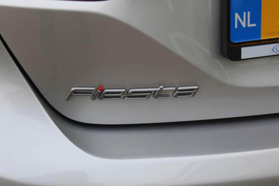 Ford Fiesta 1.0-100pk EcoBoost Titanium 5drs. Uiterst nette, luxe en zuinige Ford Fiesta. Voalautm. airco, Cruise control, Navigatie, LM wielen, Metallic lak, Parkeersensoren achter, Telefoonvoorb., Lane assist etc.