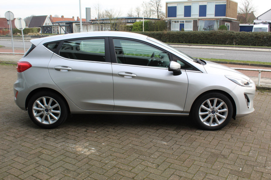 Ford Fiesta 1.0-100pk EcoBoost Titanium 5drs. Uiterst nette, luxe en zuinige Ford Fiesta. Voalautm. airco, Cruise control, Navigatie, LM wielen, Metallic lak, Parkeersensoren achter, Telefoonvoorb., Lane assist etc.
