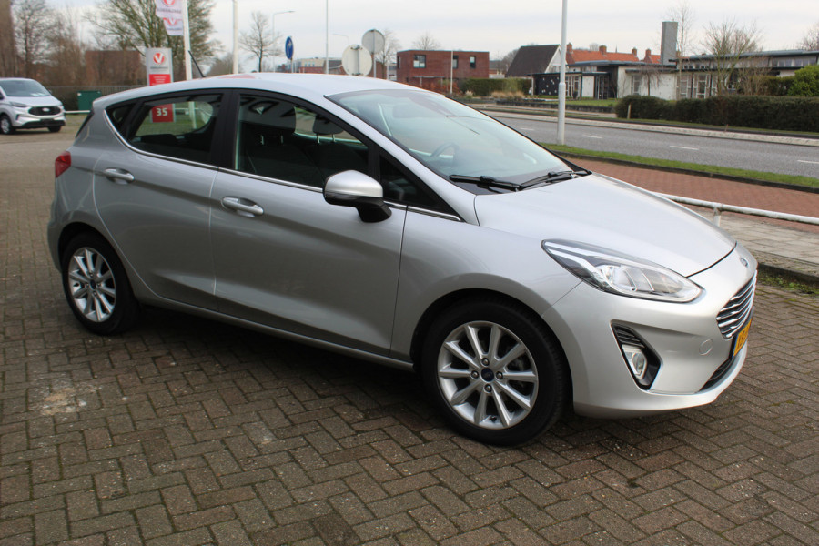 Ford Fiesta 1.0-100pk EcoBoost Titanium 5drs. Uiterst nette, luxe en zuinige Ford Fiesta. Voalautm. airco, Cruise control, Navigatie, LM wielen, Metallic lak, Parkeersensoren achter, Telefoonvoorb., Lane assist etc.