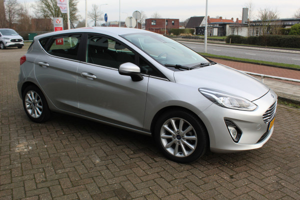 Ford Fiesta 1.0-100pk EcoBoost Titanium 5drs. Uiterst nette, luxe en zuinige Ford Fiesta. Voalautm. airco, Cruise control, Navigatie, LM wielen, Metallic lak, Parkeersensoren achter, Telefoonvoorb., Lane assist etc.