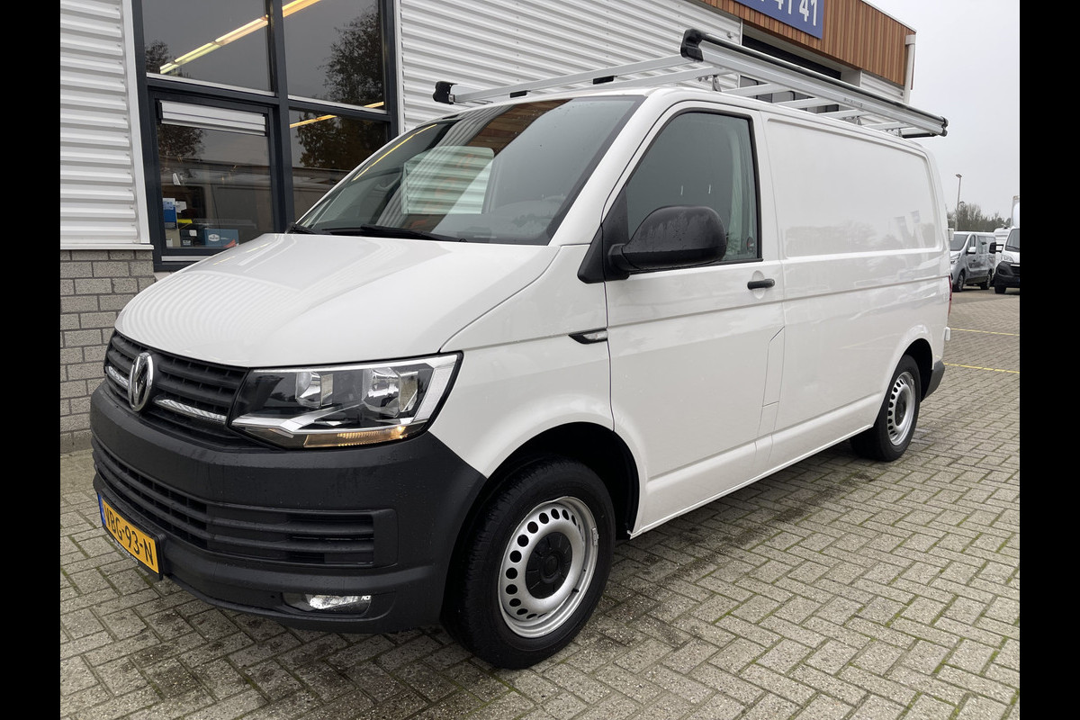 Volkswagen Transporter 2.0 TDI 102pk L1H1 Comfortline / vaste prijs rijklaar € 16.950 ex btw / lease vanaf € 329 / airco / cruise / trekhaak / imperial / Bott ingerichte laadruimte / euro 6 diesel !