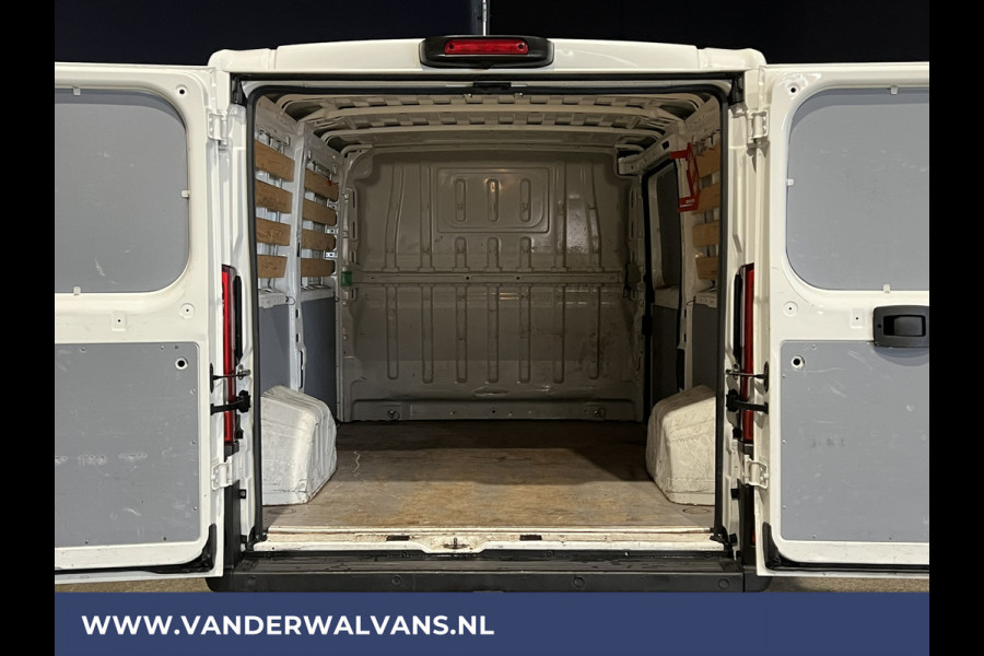 Peugeot Boxer 2.2 BlueHDi 120pk L1H1 Euro6 Airco | Camera | Navigatie | Trekhaak | Cruisecontrol Parkeersensoren, Bijrijdersbank