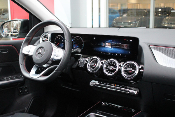 Mercedes-Benz B-Klasse 250 e 218PK AMG LINE | PANORAMISCH SCHUIF/KANTEL DAK | SFEER VERLICHTING | ELEKTRISCHE ACHTERKLEP | LED HIGH PERFROMANCE KOPLAMPEN | APPLE CARPLAY/ANDROID AUTO | STOEL VERWARMING | PARKEERSENSOREN VOOR EN ACHTER | CRUISE CONTROL |