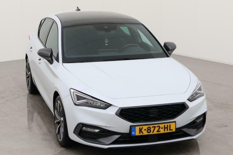 Seat Leon 1.5 eTSI FR Automaat | Panoramadak | Stoelverwarming | Achteruitrijcamera | LED verlichting | Stuurverwarming | Parkeersensoren