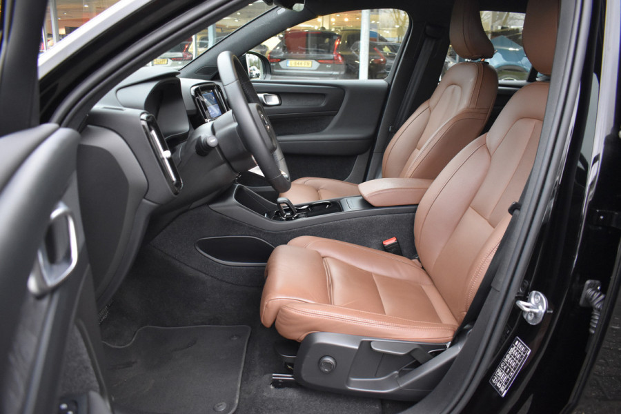 Volvo XC40 Recharge Core 70 kWh | Trekhaak | Interieur voorverwarming/(koeling) | Stoelverwarming- Stuurverwarming | Camera