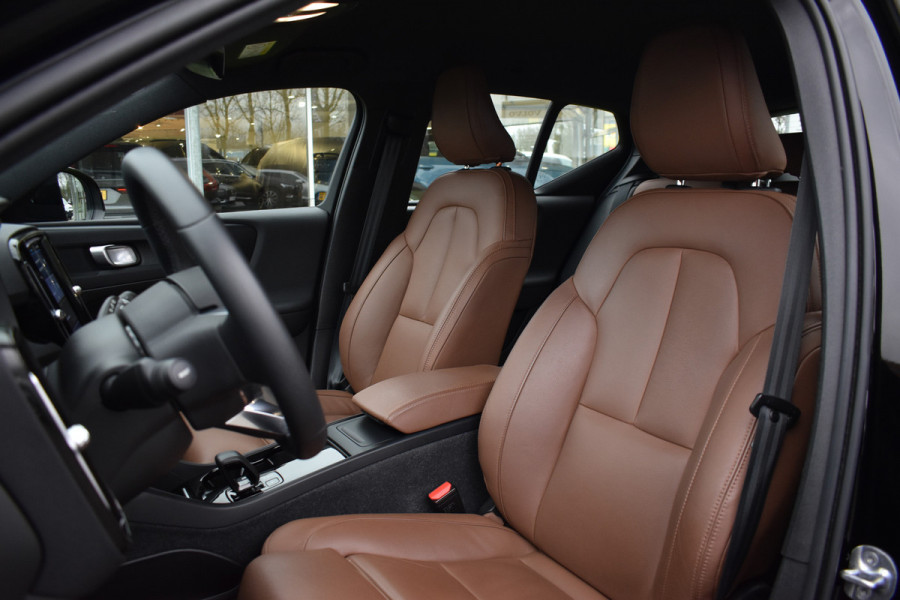 Volvo XC40 Recharge Core 70 kWh | Trekhaak | Interieur voorverwarming/(koeling) | Stoelverwarming- Stuurverwarming | Camera