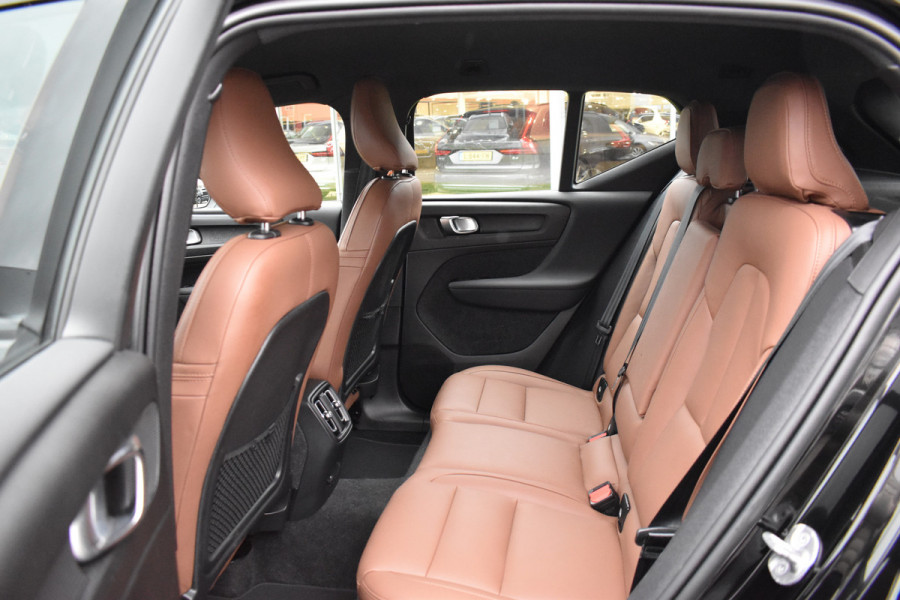 Volvo XC40 Recharge Core 70 kWh | Trekhaak | Interieur voorverwarming/(koeling) | Stoelverwarming- Stuurverwarming | Camera