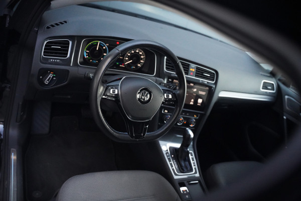 Volkswagen e-Golf E-DITION | Virtual | NAP | Keyless | Apple Carplay | LED | Ambiance Verlichting | BTW | Adaptive Cruise Control | LM. Velgen | Climate Control | Navigatie | PDC |