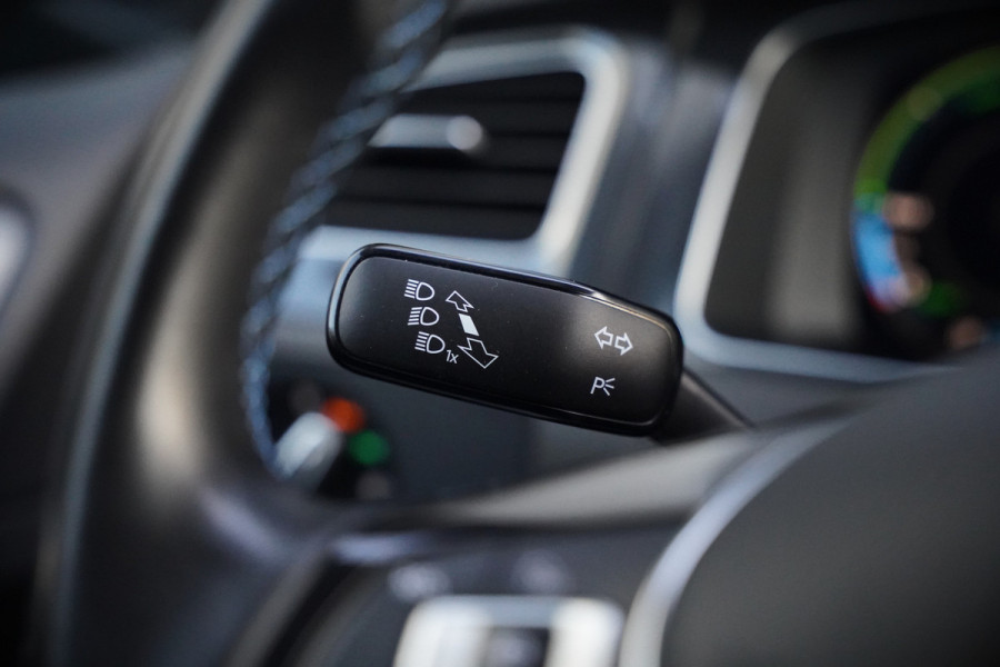 Volkswagen e-Golf E-DITION | Virtual | NAP | Keyless | Apple Carplay | LED | Ambiance Verlichting | BTW | Adaptive Cruise Control | LM. Velgen | Climate Control | Navigatie | PDC |