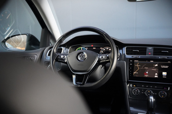 Volkswagen e-Golf E-DITION | Virtual | NAP | Keyless | Apple Carplay | LED | Ambiance Verlichting | BTW | Adaptive Cruise Control | LM. Velgen | Climate Control | Navigatie | PDC |