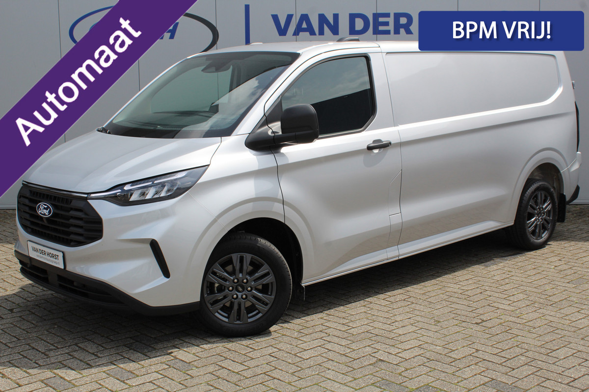 Ford Transit Custom 320 2.0-136pk TDCI L2H1 ´Trend´ AUTOMAAT ! Overtuig u van de rijkwaliteiten van dit nieuwe model Ford Transit Custom. Camera, LED koplampen, Cruise Control, Aut. Airco, Navigatie by Apple / Android, Voorraam verwarmd, Metallic lak etc.