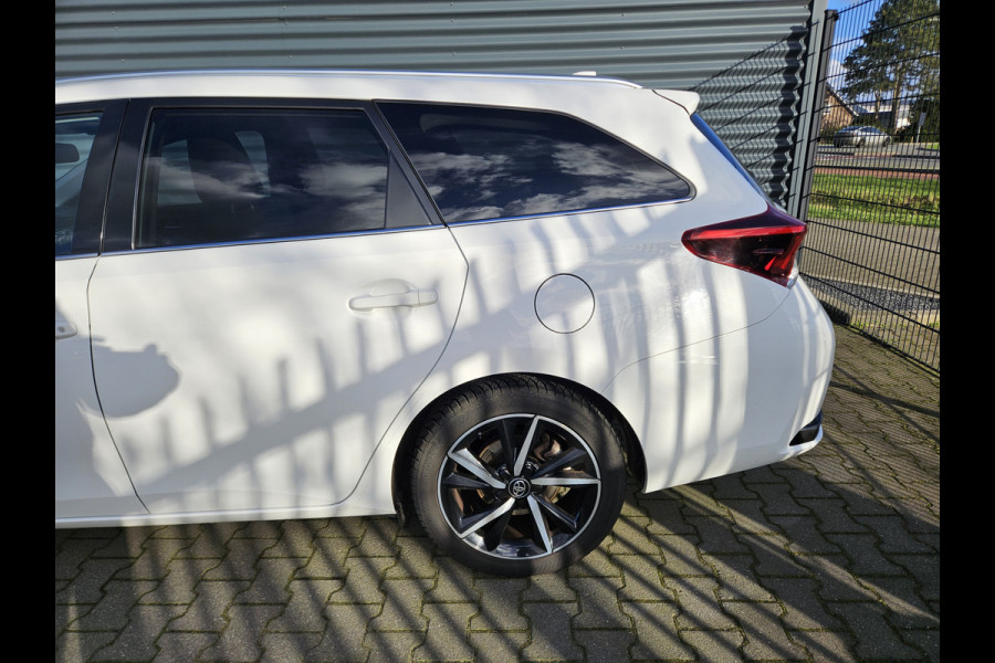 Toyota Auris Touring Sports 1.8 Hybrid Freestyle Dealer O.H | Keyless | Alcantara Sportstoelen Verwarmd | Camera | Navi Full Map | DAB | Laneassist |