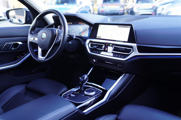 BMW 3-serie 330i High Executive | M-pakket | Stoelverwarming | M-sportvelgen | LED koplampen | Leder/alcantara |