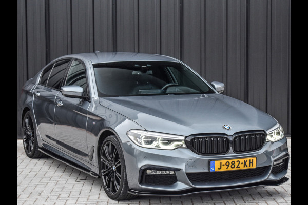 BMW 5 Serie 540i High Executive M-SPORT | HEAD UP | ACHTERUITRIJ CAMERA | STOEL- EN STUUR VERWARMING | HARMAN / KARDON AUDIO | AMBIANCE INTE