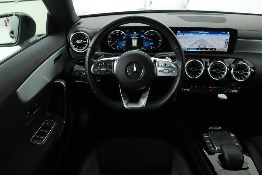 Mercedes-Benz CLA-Klasse 250e AMG Night | Stoelverwarming | Carplay | Camera | Sfeerverlichting | Leder/Alcantara | Full LED | Widescreen