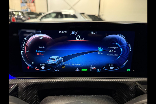 Mercedes-Benz A-Klasse 250 e AMG PANO/NAVI/CAM/LED/DAB/CARPLAY/SFEERVERL/H-UP/STOEL-M///