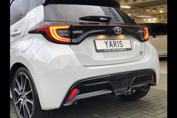 Toyota Yaris 1.5 Hybrid GR Sport | JBL, Dodehoekherkenning, Stoelverwarming, Smart connect, Dynamic Grey, Keyless, CarPlay, Half Leer