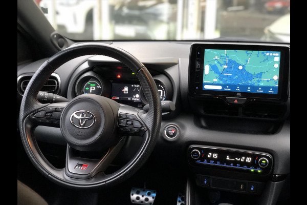 Toyota Yaris 1.5 Hybrid GR Sport | JBL, Dodehoekherkenning, Stoelverwarming, Smart connect, Dynamic Grey, Keyless, CarPlay, Half Leer