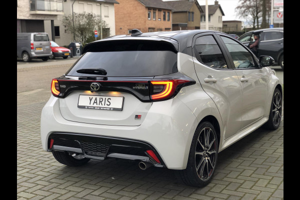 Toyota Yaris 1.5 Hybrid GR Sport | JBL, Dodehoekherkenning, Stoelverwarming, Smart connect, Dynamic Grey, Keyless, CarPlay, Half Leer