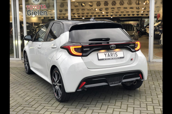 Toyota Yaris 1.5 Hybrid GR Sport | JBL, Dodehoekherkenning, Stoelverwarming, Smart connect, Dynamic Grey, Keyless, CarPlay, Half Leer