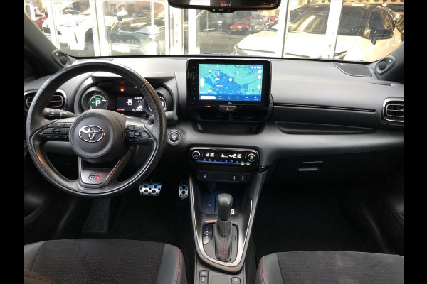 Toyota Yaris 1.5 Hybrid GR Sport | JBL, Dodehoekherkenning, Stoelverwarming, Smart connect, Dynamic Grey, Keyless, CarPlay, Half Leer