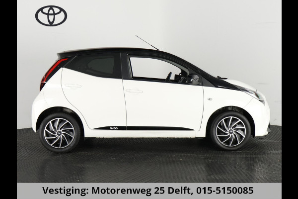 Toyota Aygo 1.0 VVT-i X-PLAY AUTOMAAT BI-TONE AIRCO. CAMERA. GARANTIE TOT 4-2029 !!