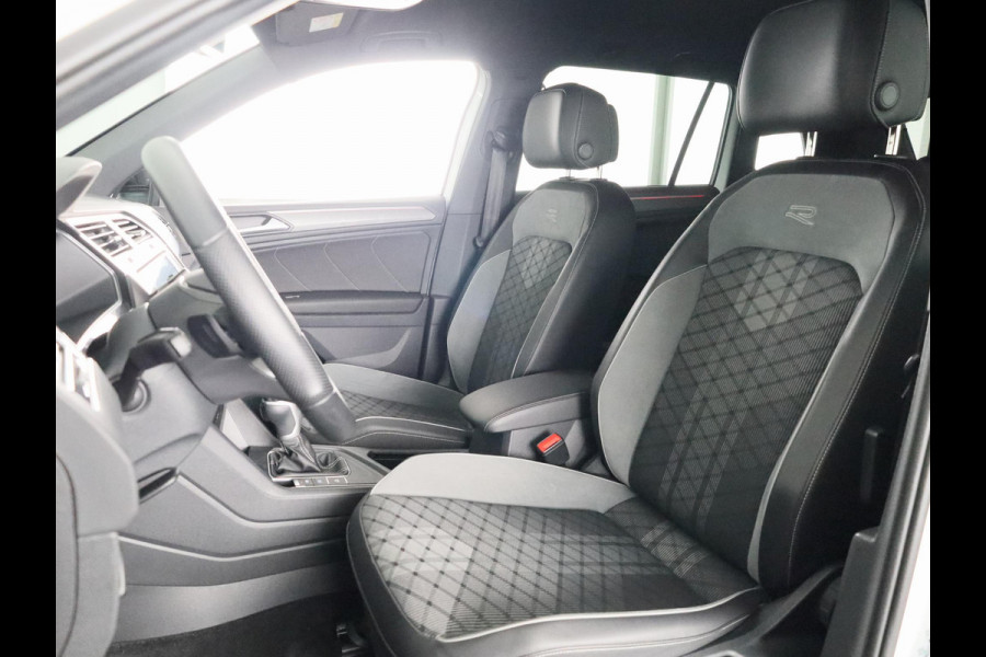 Volkswagen Tiguan 1.4 TSI eHybrid R-Line Business+ 245 pk Automaat (DSG) | Navigatie | Parkeersensoren (Park assist) | Achteruitrijcamera | Stoelverwarming | Black Style pakket |