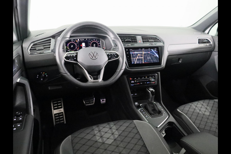 Volkswagen Tiguan 1.4 TSI eHybrid R-Line Business+ 245 pk Automaat (DSG) | Navigatie | Parkeersensoren (Park assist) | Achteruitrijcamera | Stoelverwarming | Black Style pakket |