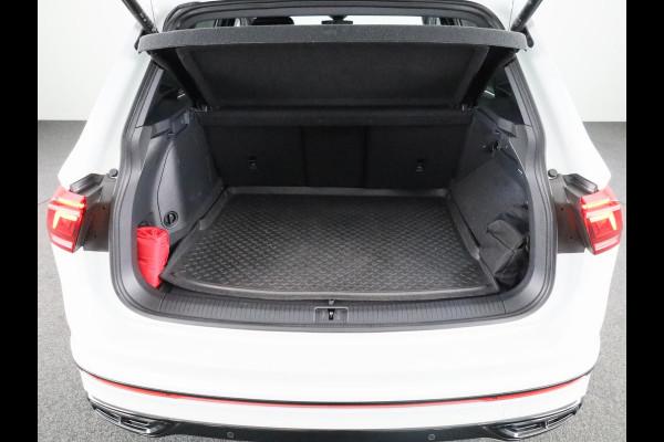 Volkswagen Tiguan 1.4 TSI eHybrid R-Line Business+ 245 pk Automaat (DSG) | Navigatie | Parkeersensoren (Park assist) | Achteruitrijcamera | Stoelverwarming | Black Style pakket |