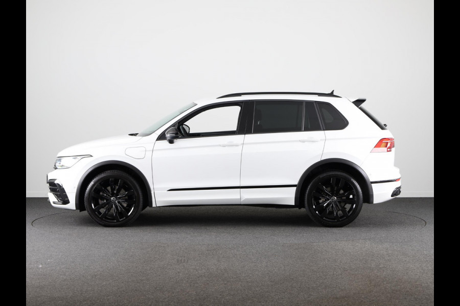 Volkswagen Tiguan 1.4 TSI eHybrid R-Line Business+ 245 pk Automaat (DSG) | Navigatie | Parkeersensoren (Park assist) | Achteruitrijcamera | Stoelverwarming | Black Style pakket |