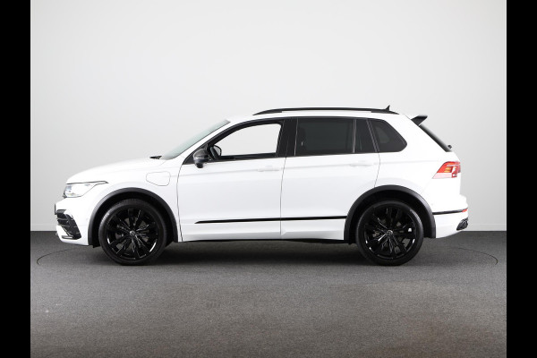 Volkswagen Tiguan 1.4 TSI eHybrid R-Line Business+ 245 pk Automaat (DSG) | Navigatie | Parkeersensoren (Park assist) | Achteruitrijcamera | Stoelverwarming | Black Style pakket |