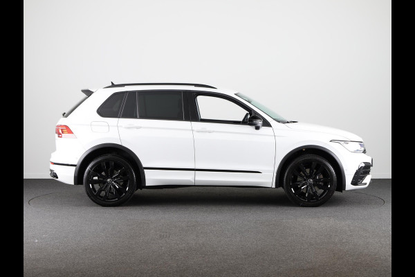 Volkswagen Tiguan 1.4 TSI eHybrid R-Line Business+ 245 pk Automaat (DSG) | Navigatie | Parkeersensoren (Park assist) | Achteruitrijcamera | Stoelverwarming | Black Style pakket |