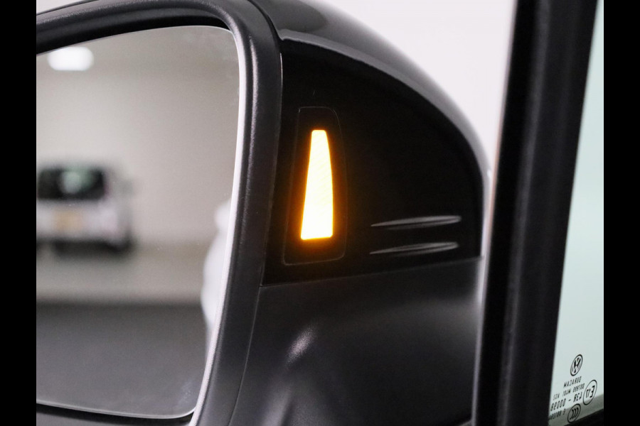 Volkswagen Tiguan 1.4 TSI eHybrid R-Line Business+ 245 pk Automaat (DSG) | Navigatie | Parkeersensoren (Park assist) | Achteruitrijcamera | Stoelverwarming | Black Style pakket |