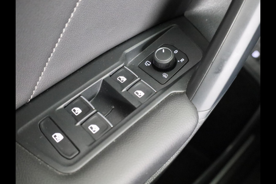 Volkswagen Tiguan 1.4 TSI eHybrid R-Line Business+ 245 pk Automaat (DSG) | Navigatie | Parkeersensoren (Park assist) | Achteruitrijcamera | Stoelverwarming | Black Style pakket |