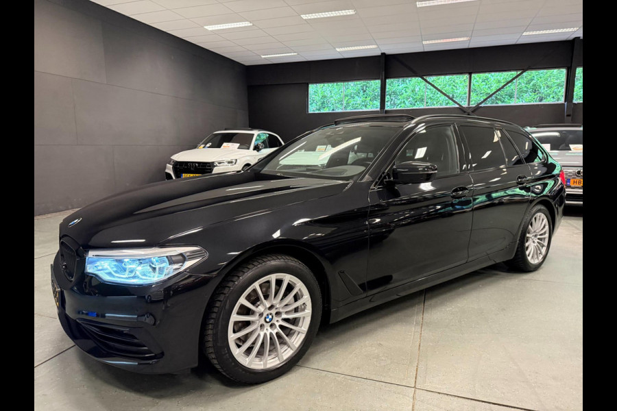 BMW 5 Serie Touring 520i High Executive PANO/LEDER/H-UP/DAB/CARPLAY/SFEERVERL///