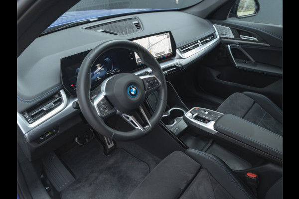 BMW iX1 eDrive20 M-Sport Pro - Stoelverwarming - Harman Kardon - Adaptive LED - Camera