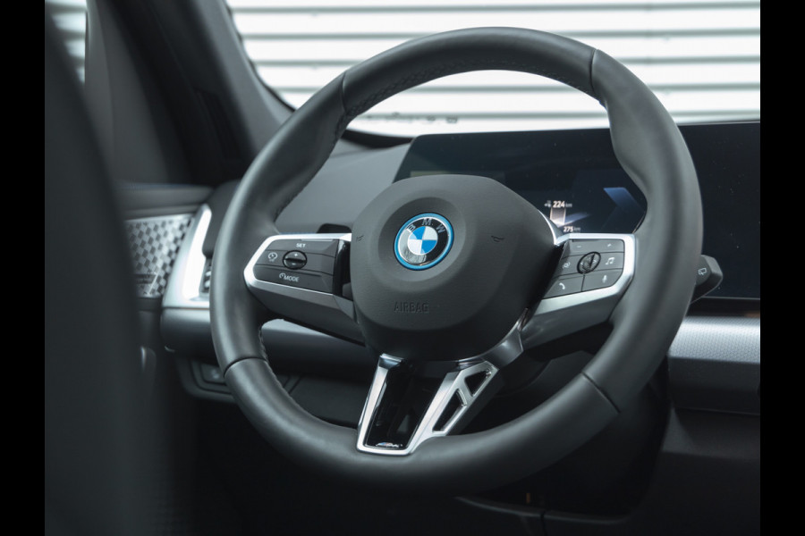 BMW iX1 eDrive20 M-Sport Pro - Stoelverwarming - Harman Kardon - Adaptive LED - Camera