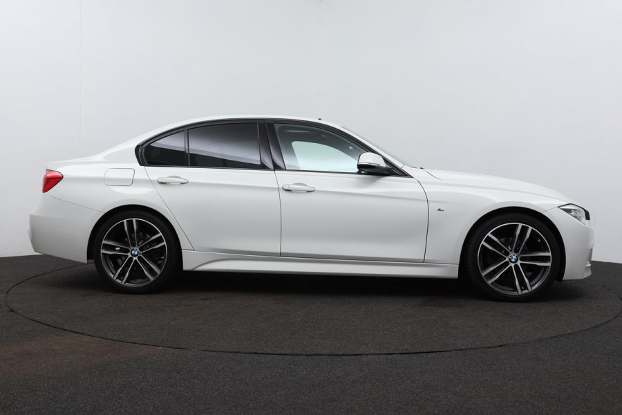 BMW 3-serie 320i Corporate Lease Executive M-SPORT (NL-auto, Dealer OnderH, Panorama, Carplay, Navi Pro, PDC, Climate Con, Etc)