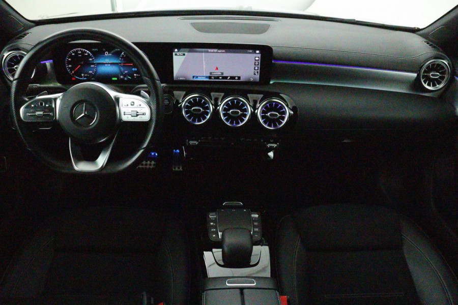 Mercedes-Benz A-Klasse 250e AMG Night | Stoelverwarming | Carplay | Camera | Sfeerverlichting | Matrix LED | Leder/Alcantara | Widescreen