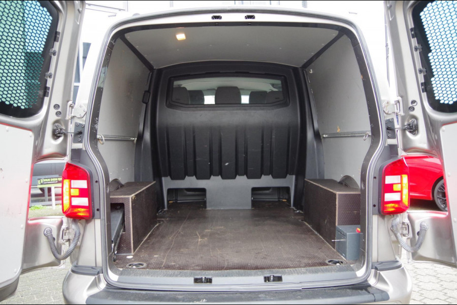 Volkswagen Transporter 2.0 TDI L2 DC-5P 204PK AUT. LED, LEDER, 2X SCHUIFDEUR, ADAPT. CRUISE, CAMERA, TREKHAAK, NAVI DUBBELE CABINE