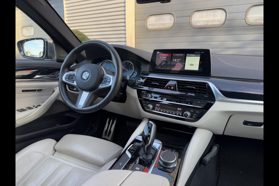 BMW 5 Serie M550i xDrive High Executive | Panoramadak | Head-Up Display | Harmon Kardon | Camera | Stoel Ventilatie/Verwarming |