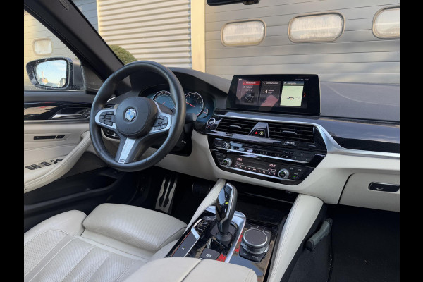 BMW 5 Serie M550i xDrive High Executive | Panoramadak | Head-Up Display | Harmon Kardon | Camera | Stoel Ventilatie/Verwarming |