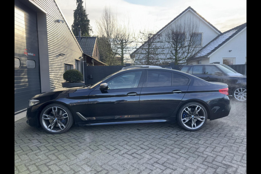 BMW 5 Serie M550i xDrive High Executive | Panoramadak | Head-Up Display | Harmon Kardon | Camera | Stoel Ventilatie/Verwarming |