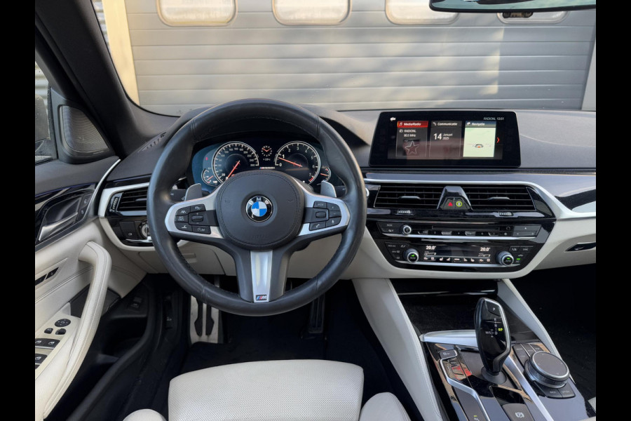 BMW 5 Serie M550i xDrive High Executive | Panoramadak | Head-Up Display | Harmon Kardon | Camera | Stoel Ventilatie/Verwarming |