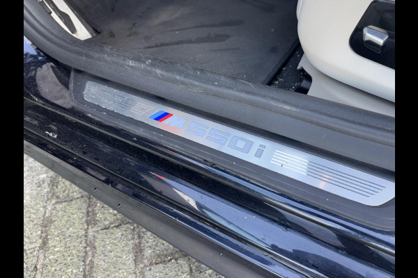 BMW 5 Serie M550i xDrive High Executive | Panoramadak | Head-Up Display | Harmon Kardon | Camera | Stoel Ventilatie/Verwarming |