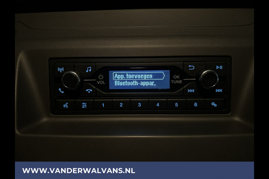 Ford Transit 2.0 TDCI L2H2 Euro6 Airco | Cruisecontrol | 2450kg Trekhaak | Verwarmde voorruit | Parkeersensoren Bijrijdersbank