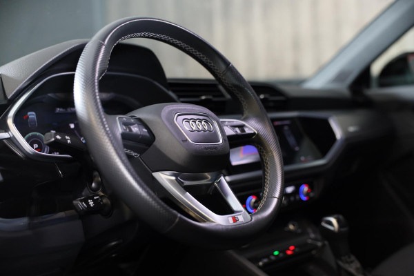 Audi Q3 Sportback 45 TFSI e S Line / 21 Inch / AUT / Acc / Lane Assist / Camera / Dode Hoek / Open Panoramadak / Matrix