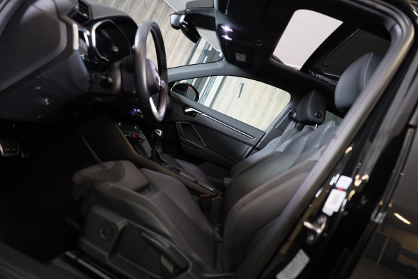 Audi Q3 Sportback 45 TFSI e S Line / 21 Inch / AUT / Acc / Lane Assist / Camera / Dode Hoek / Open Panoramadak / Matrix